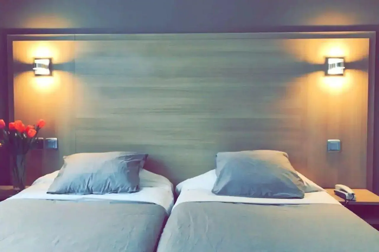 ***  Hotel Bristol Republique París Francia
